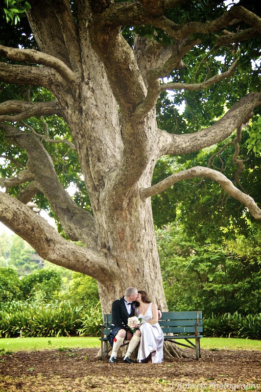 Bride and groom royal botanic Gardens - wedding photography sydney